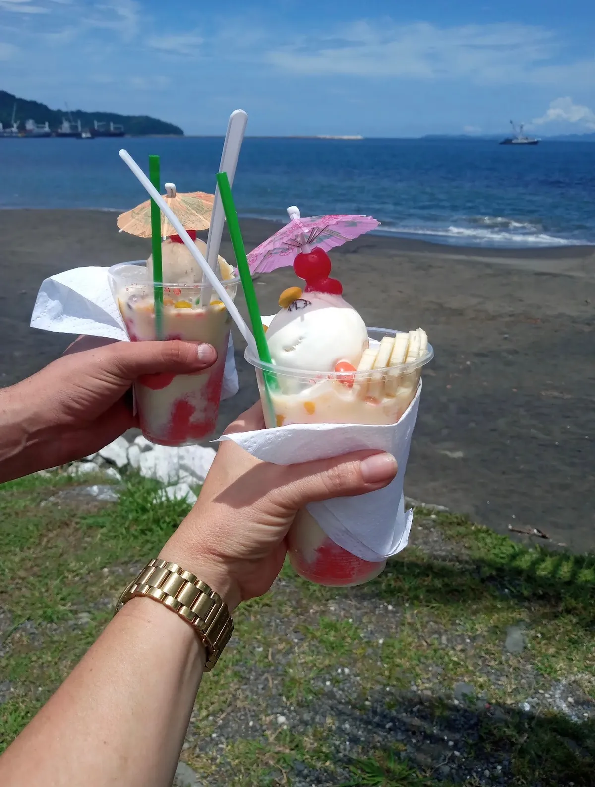 A Churchill — a traditional Costa Rican shaved-ice dessert from Puntarenas — enjoyed by the beach